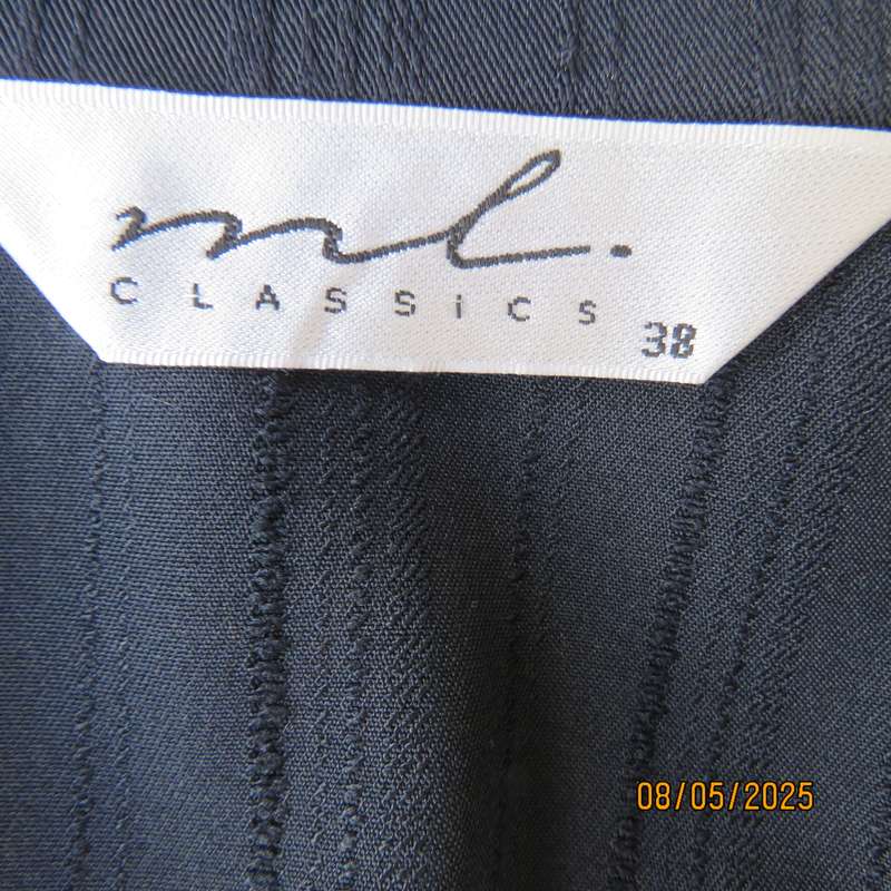 ML Classics navy tailored long sleeve stretch polyester 3 button closure jacket. Size 38