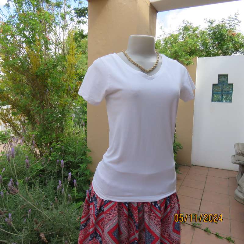 My favorite T by REAL clothing in white stretch cotton. V neck.Short sleeves.Size 34.As new cond