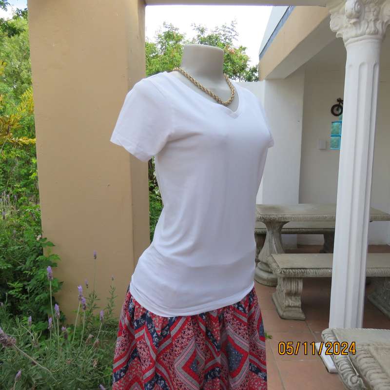 My favorite T by REAL clothing in white stretch cotton. V neck.Short sleeves.Size 34.As new cond