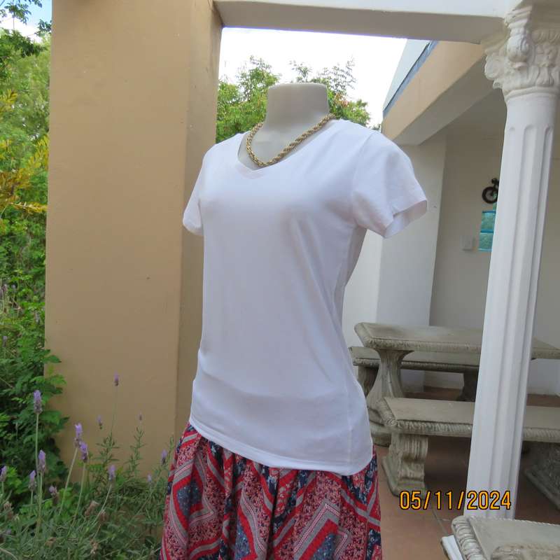 My favorite T by REAL clothing in white stretch cotton. V neck.Short sleeves.Size 34.As new cond