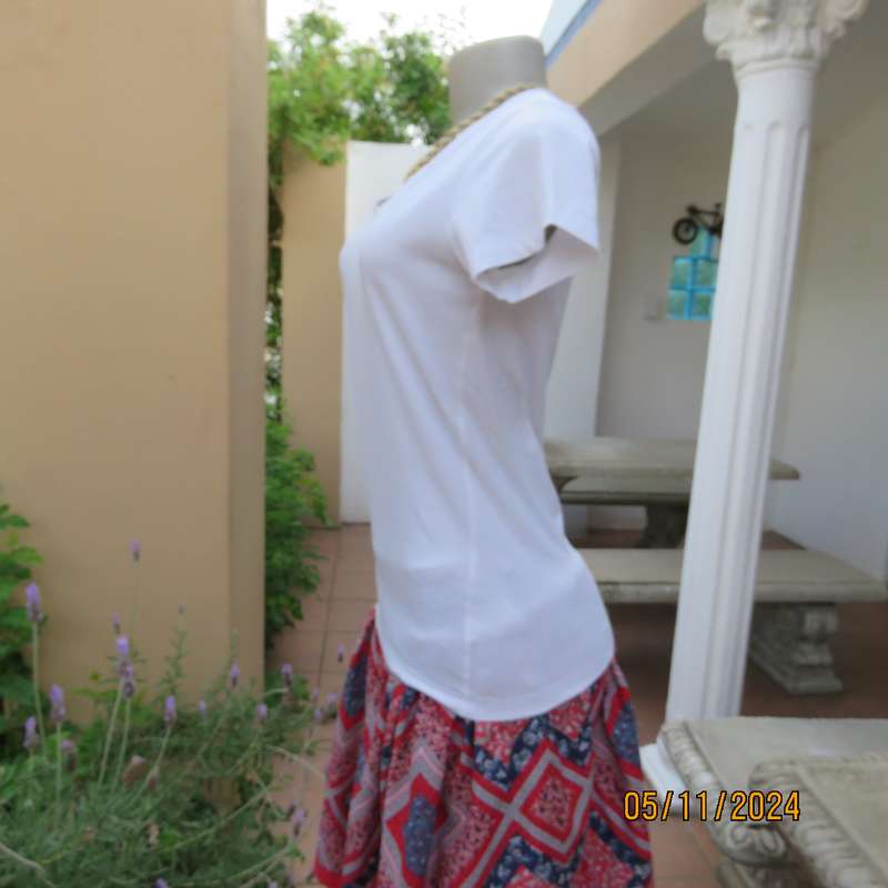 My favorite T by REAL clothing in white stretch cotton. V neck.Short sleeves.Size 34.As new cond