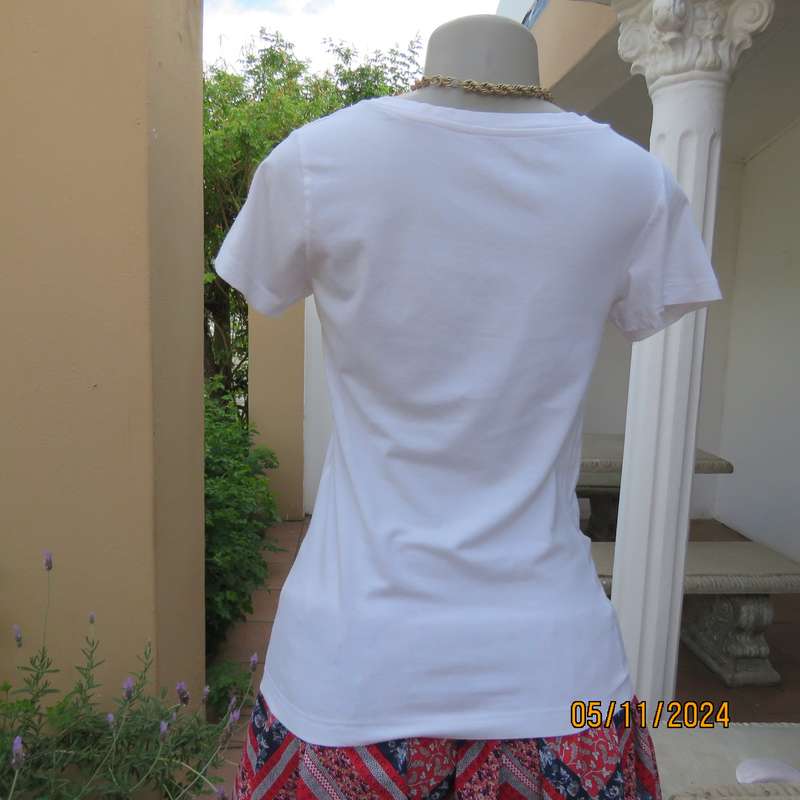 My favorite T by REAL clothing in white stretch cotton. V neck.Short sleeves.Size 34.As new cond