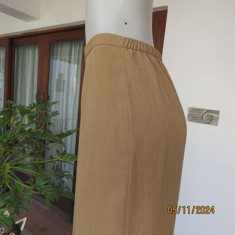 Elegant bronze colour pencil skirt by DONNA CLAIRE size 48. Elasticated back waist sides. As new.