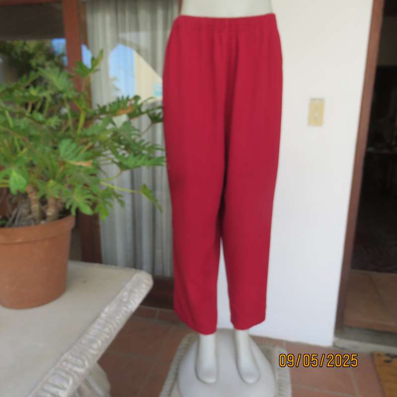 Cherry red easy to wear size 44 pants with elasticated waist. Tapered legs.