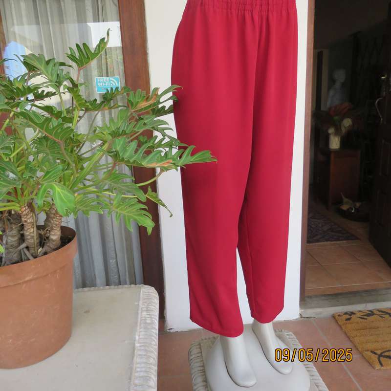 Cherry red easy to wear size 44 pants with elasticated waist. Tapered legs.