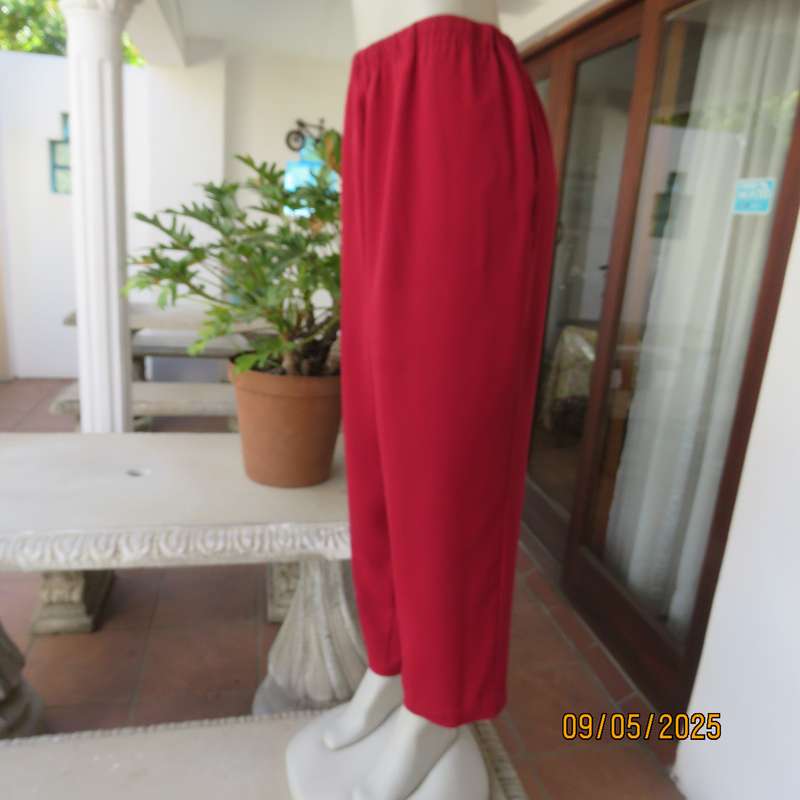 Cherry red easy to wear size 44 pants with elasticated waist. Tapered legs.
