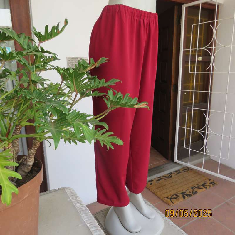 Cherry red easy to wear size 44 pants with elasticated waist. Tapered legs.