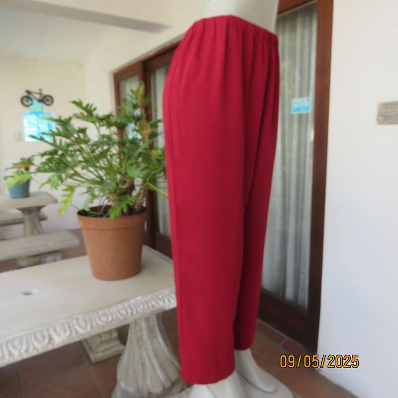Cherry red easy to wear size 44 pants with elasticated waist. Tapered legs.