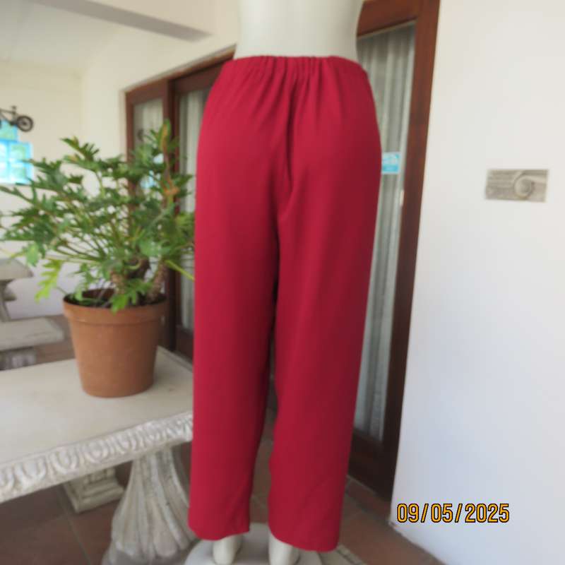 Cherry red easy to wear size 44 pants with elasticated waist. Tapered legs.