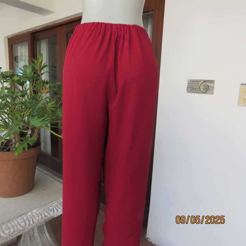 Cherry red easy to wear size 44 pants with elasticated waist. Tapered legs.