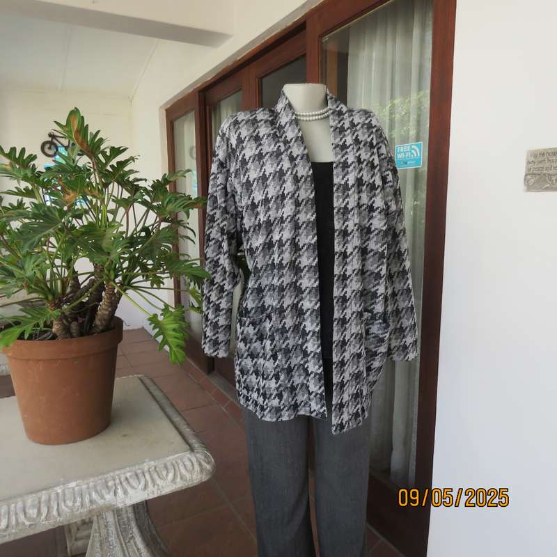 Houndstooth long sleeve open jacket in shades of grey with 2 pockets. Size 44