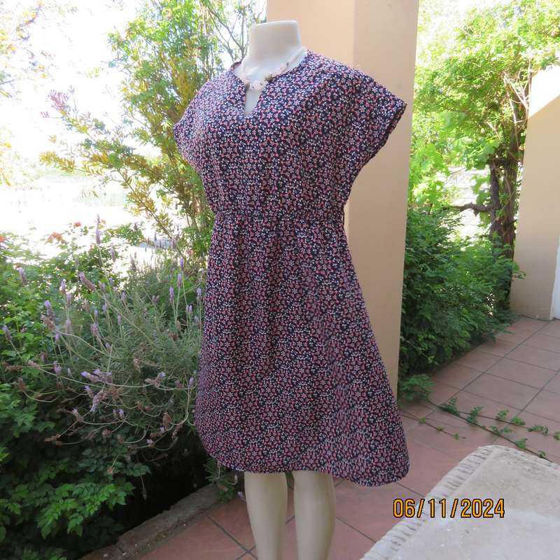 Cool maternity empire style dress in poly-rayon blend.Navy with white-pink flowers.Size 32-34.As new