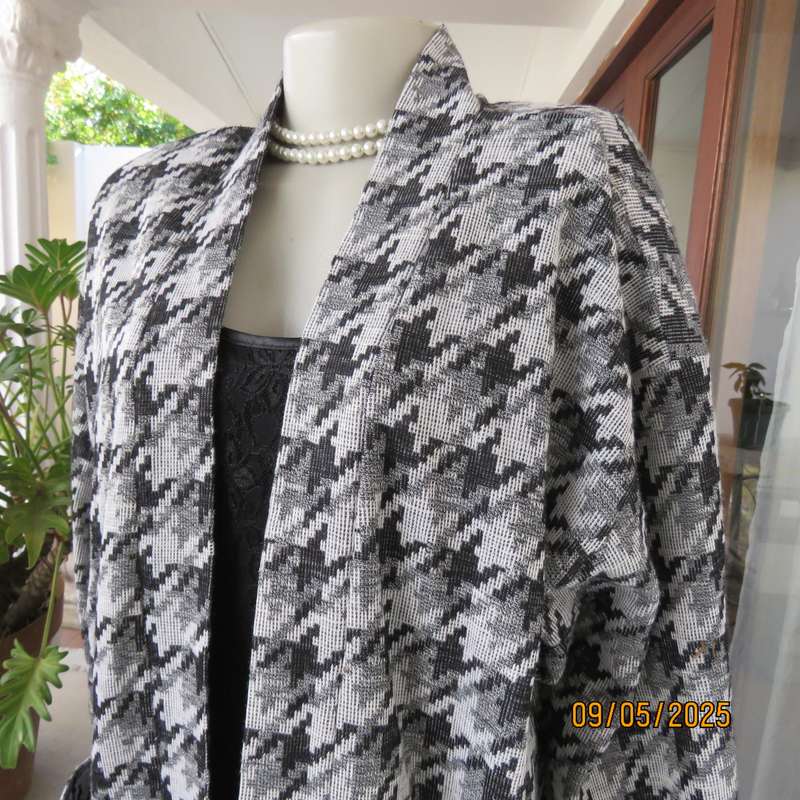 Houndstooth long sleeve open jacket in shades of grey with 2 pockets. Size 44