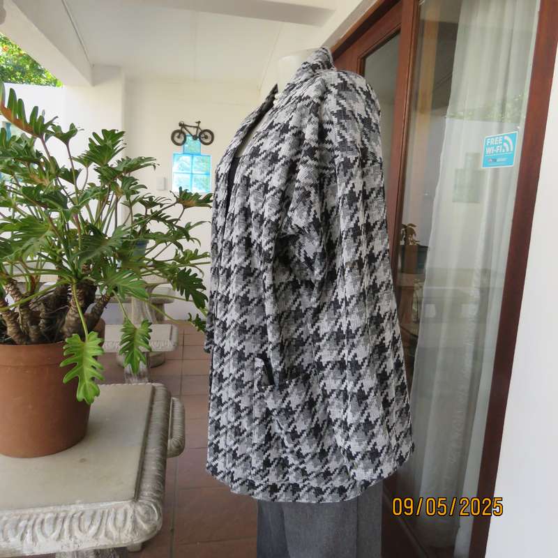 Houndstooth long sleeve open jacket in shades of grey with 2 pockets. Size 44