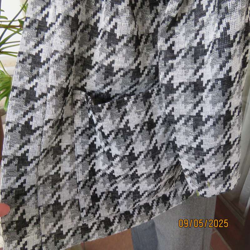Houndstooth long sleeve open jacket in shades of grey with 2 pockets. Size 44
