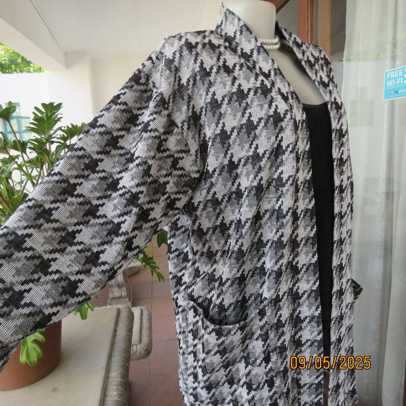 Houndstooth long sleeve open jacket in shades of grey with 2 pockets. Size 44