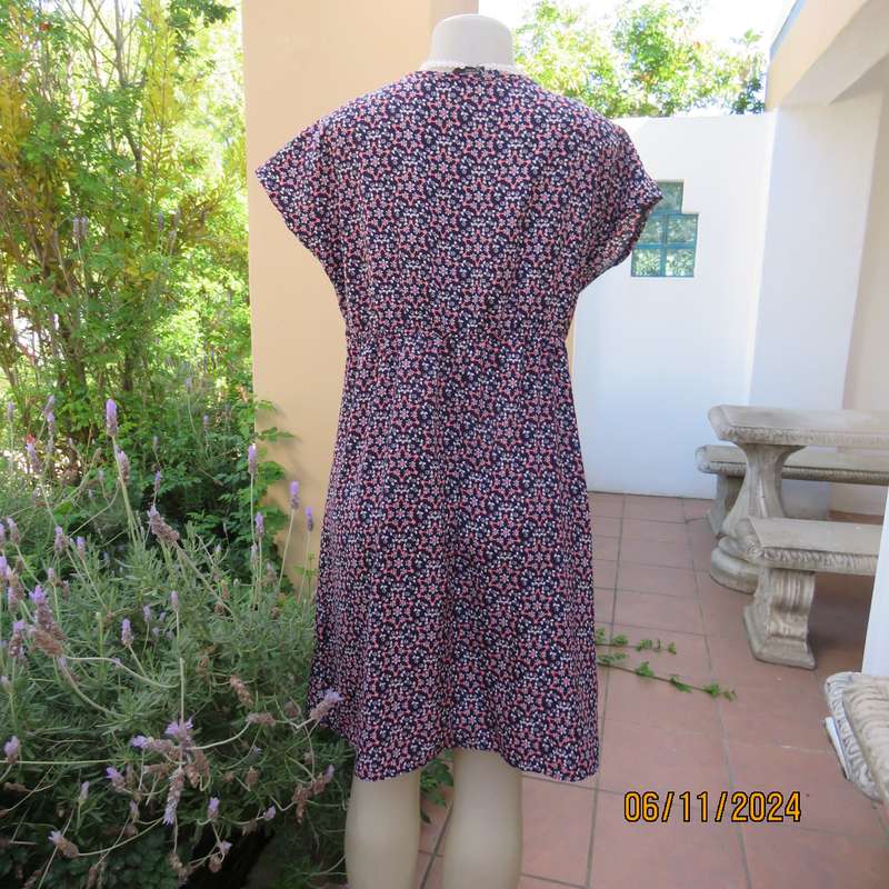 Cool maternity empire style dress in poly-rayon blend.Navy with white-pink flowers.Size 32-34.As new