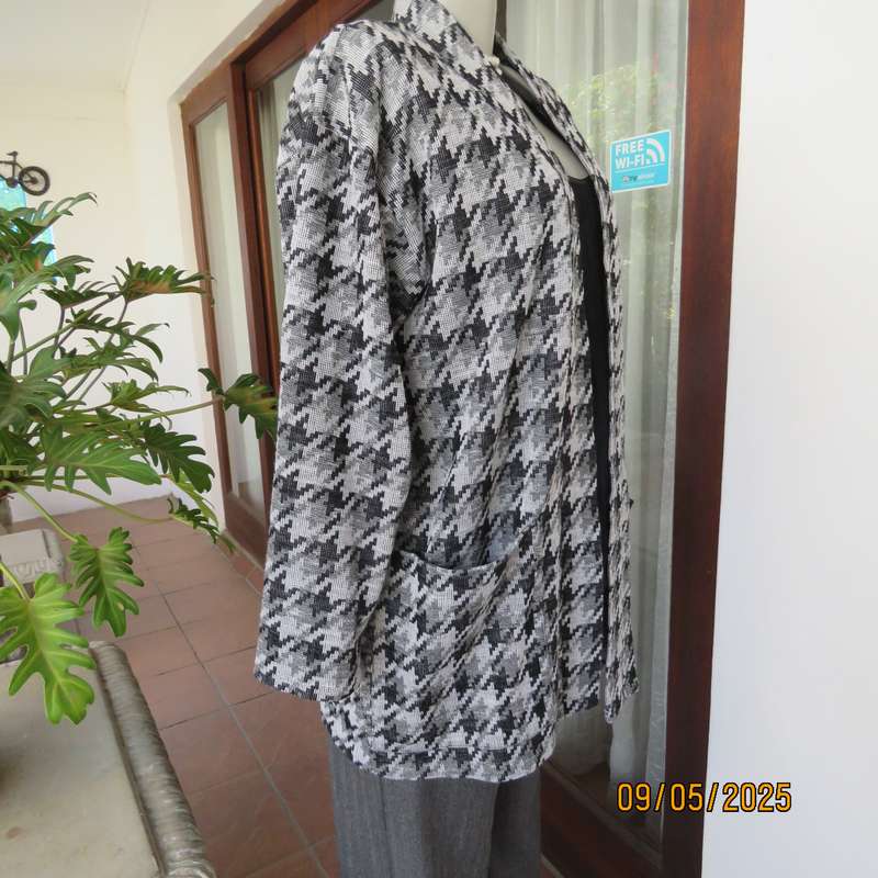 Houndstooth long sleeve open jacket in shades of grey with 2 pockets. Size 44