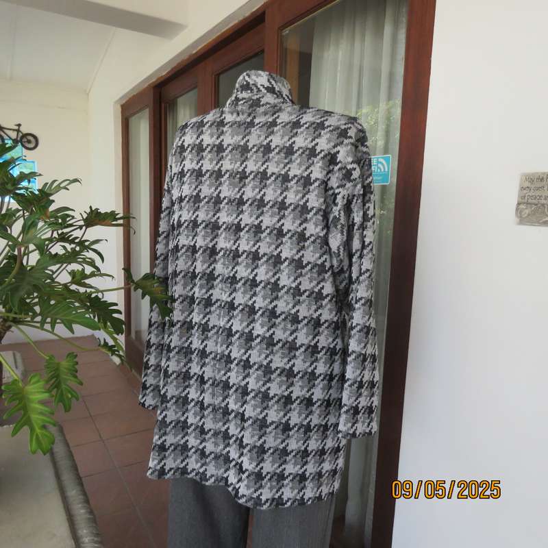 Houndstooth long sleeve open jacket in shades of grey with 2 pockets. Size 44