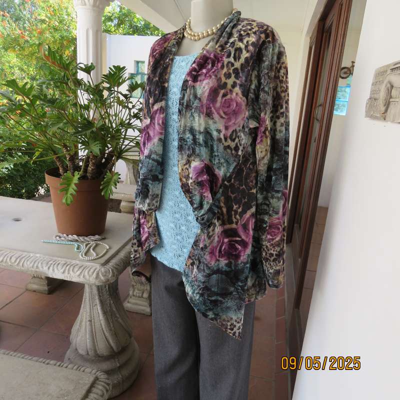 FASHION EXPRESS polyester-rayon stretch velvet open jacket. Long sleeves. Size 36.