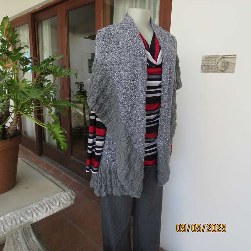 Warm sleeveless acrylic knit cardi-top in grey wide overhanging collar. Size 34-38