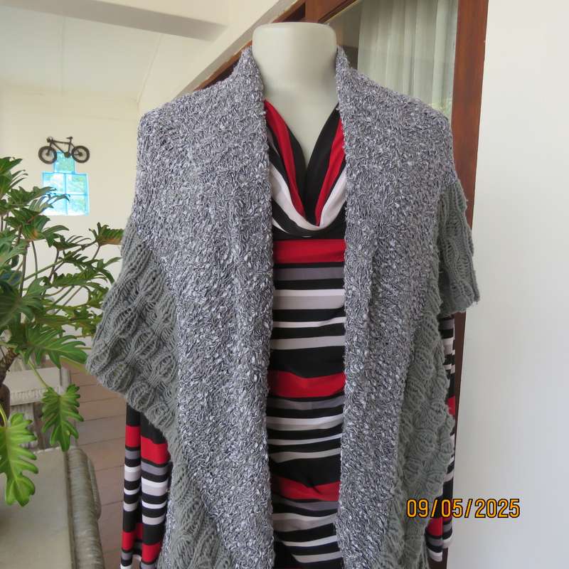 Warm sleeveless acrylic knit cardi-top in grey wide overhanging collar. Size 34-38