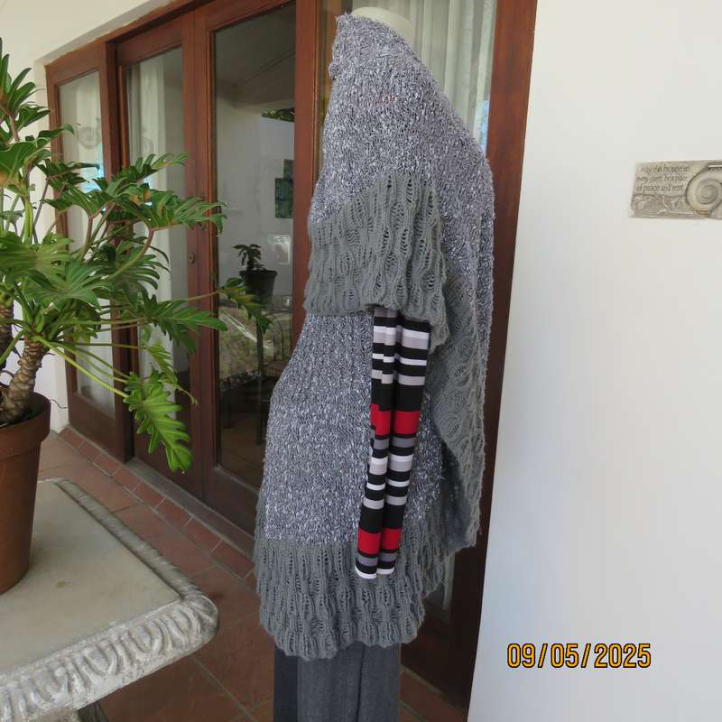 Warm sleeveless acrylic knit cardi-top in grey wide overhanging collar. Size 34-38