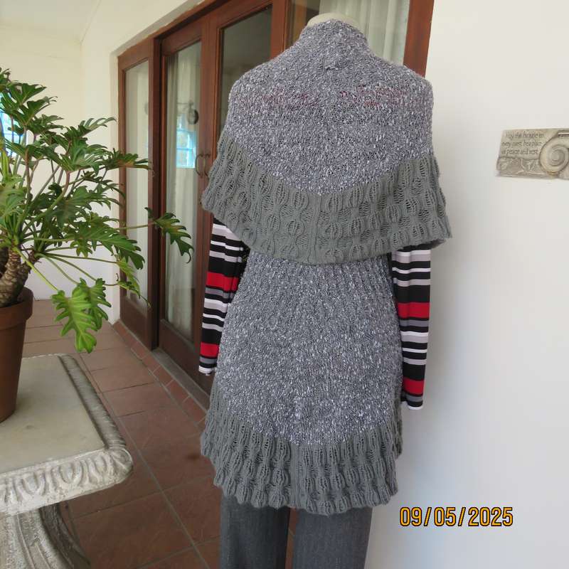 Warm sleeveless acrylic knit cardi-top in grey wide overhanging collar. Size 34-38