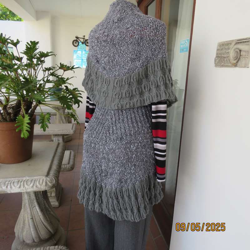 Warm sleeveless acrylic knit cardi-top in grey wide overhanging collar. Size 34-38