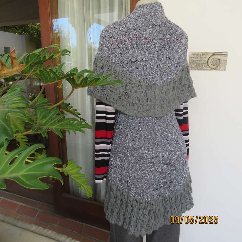 Warm sleeveless acrylic knit cardi-top in grey wide overhanging collar. Size 34-38