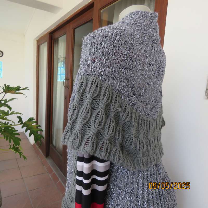 Warm sleeveless acrylic knit cardi-top in grey wide overhanging collar. Size 34-38