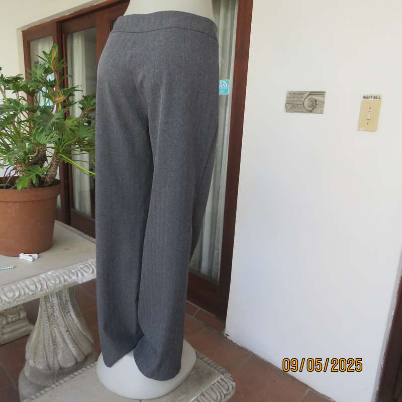 ML Classics perfect fit 36 dress pants in grey stripes with glam. Straight legs.