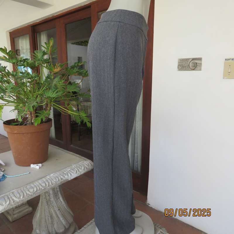 ML Classics perfect fit 36 dress pants in grey stripes with glam. Straight legs.