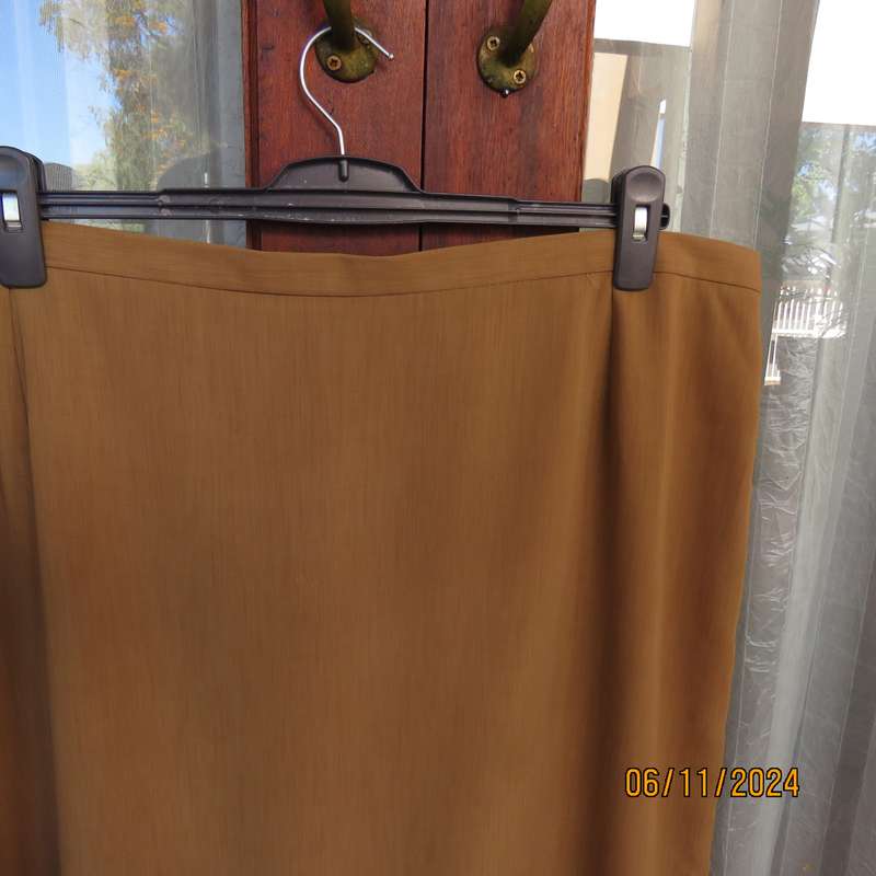 Elegant bronze colour pencil skirt by DONNA CLAIRE size 48. Elasticated back waist sides. As new.