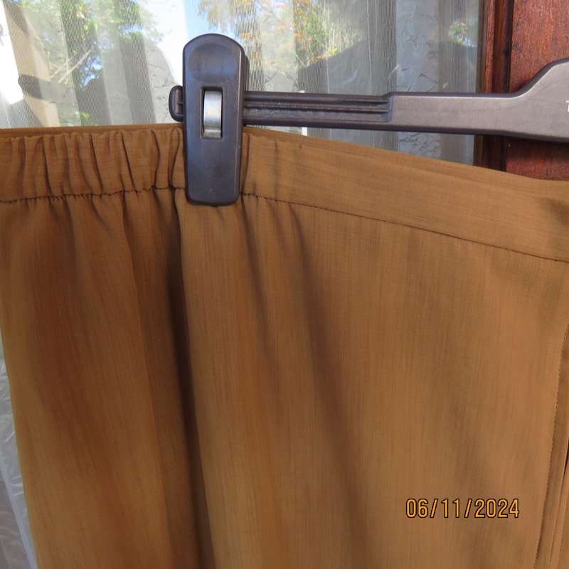 Elegant bronze colour pencil skirt by DONNA CLAIRE size 48. Elasticated back waist sides. As new.