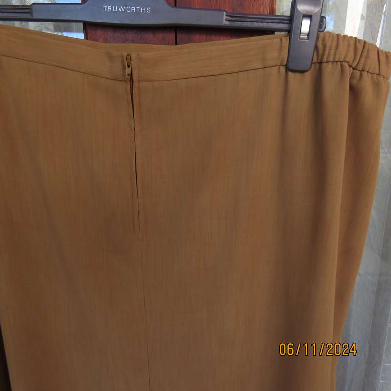 Elegant bronze colour pencil skirt by DONNA CLAIRE size 48. Elasticated back waist sides. As new.