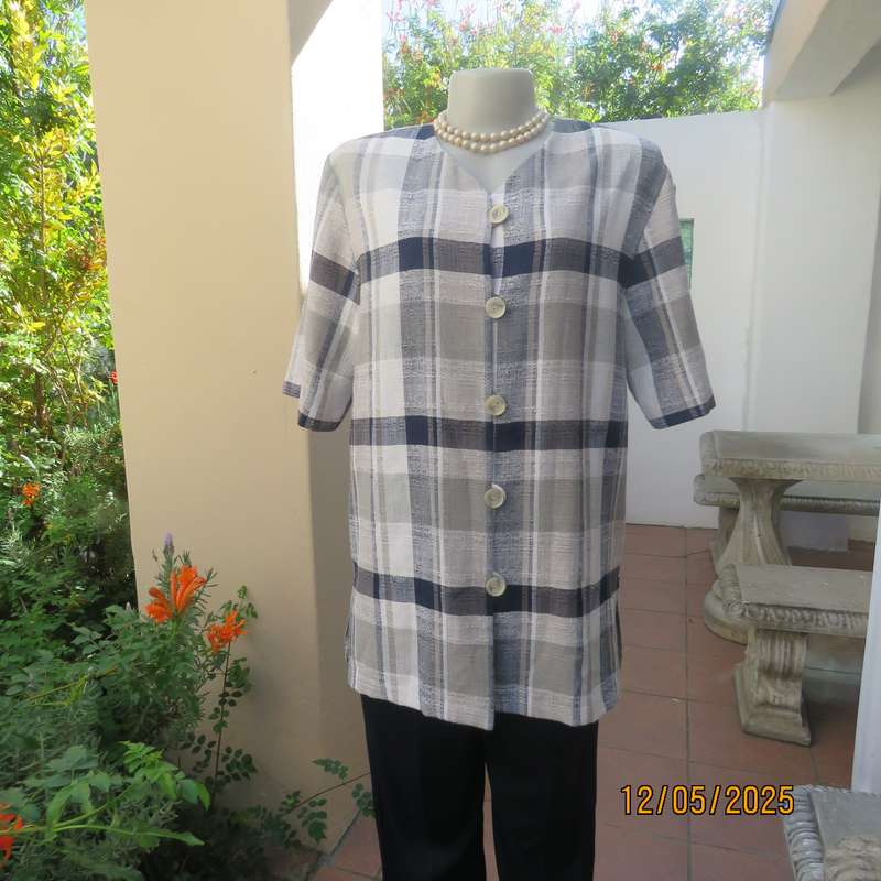 TOPICS long short sleeve navy-beige checked jacket-top size 40. Textured poly-viscose.