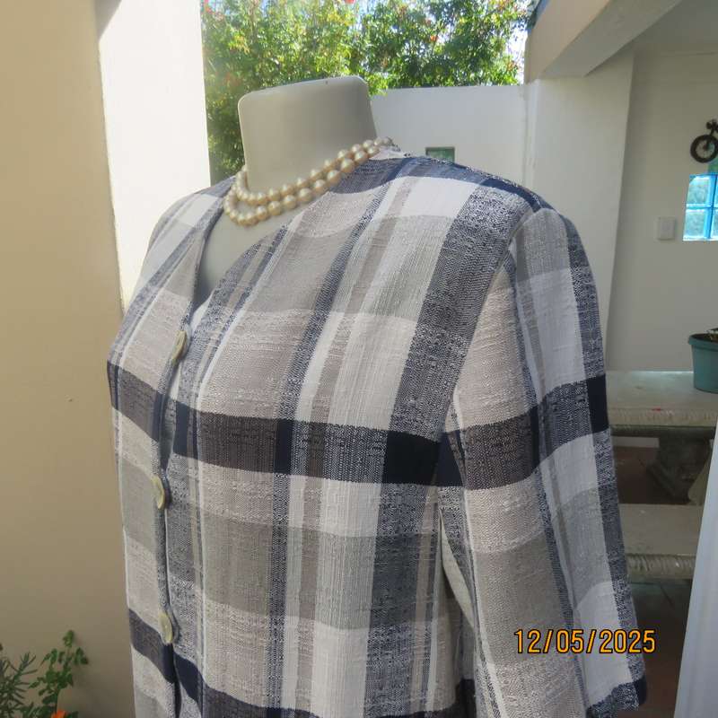 TOPICS long short sleeve navy-beige checked jacket-top size 40. Textured poly-viscose.