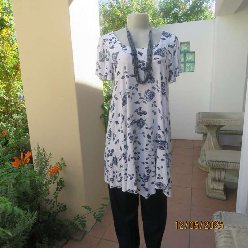 BELLEZZA SIGNORA long white polycotton top with navy flowers. Size 36