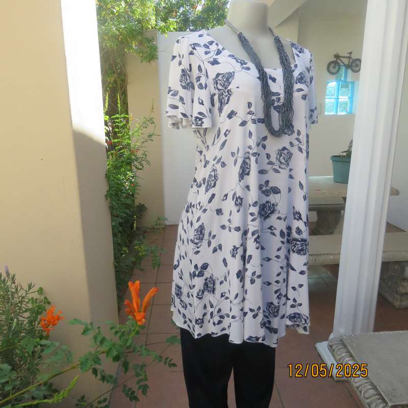 BELLEZZA SIGNORA long white polycotton top with navy flowers. Size 36