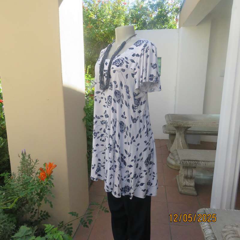 BELLEZZA SIGNORA long white polycotton top with navy flowers. Size 36