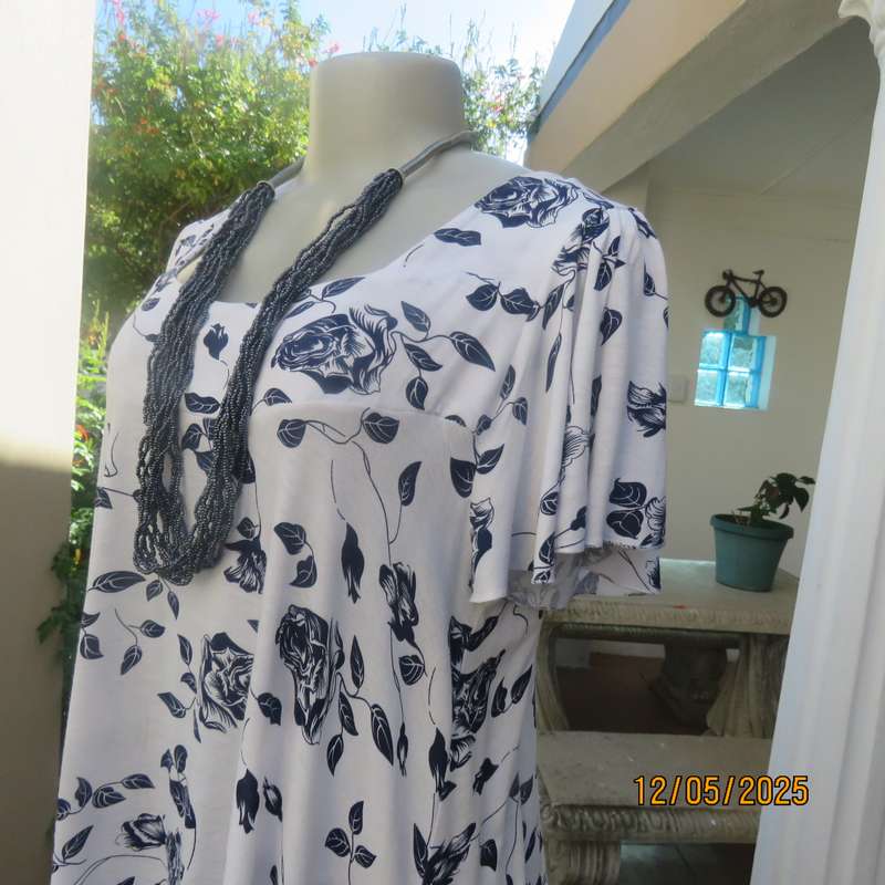 BELLEZZA SIGNORA long white polycotton top with navy flowers. Size 36