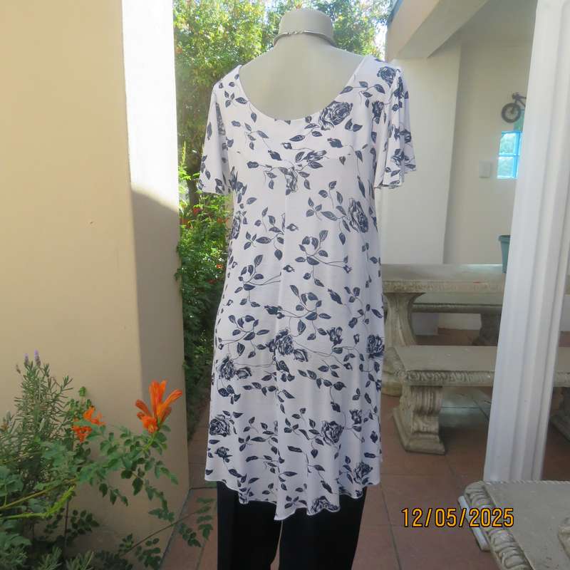 BELLEZZA SIGNORA long white polycotton top with navy flowers. Size 36