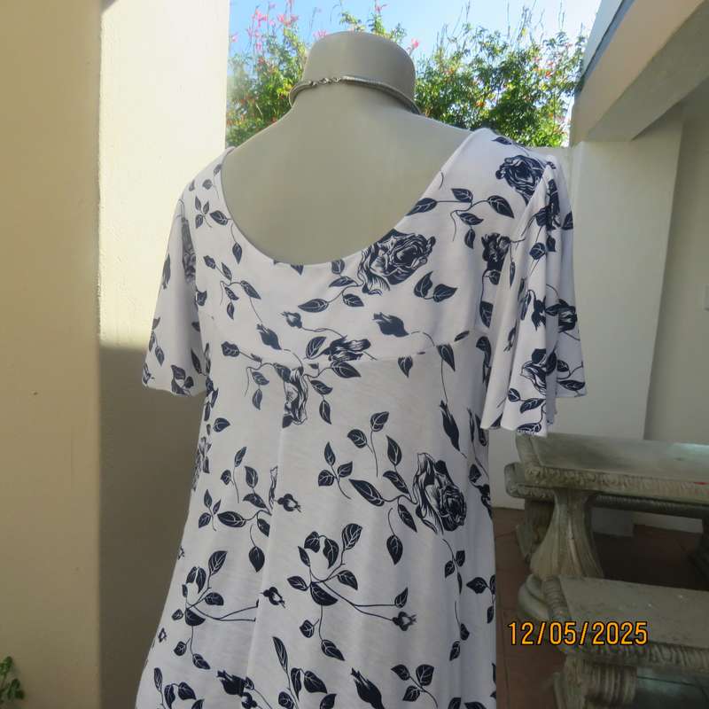 BELLEZZA SIGNORA long white polycotton top with navy flowers. Size 36