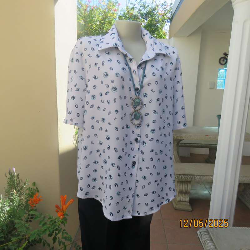 Boutique made short sleeve white polyester top. Navy-jade patterns. Size 44.