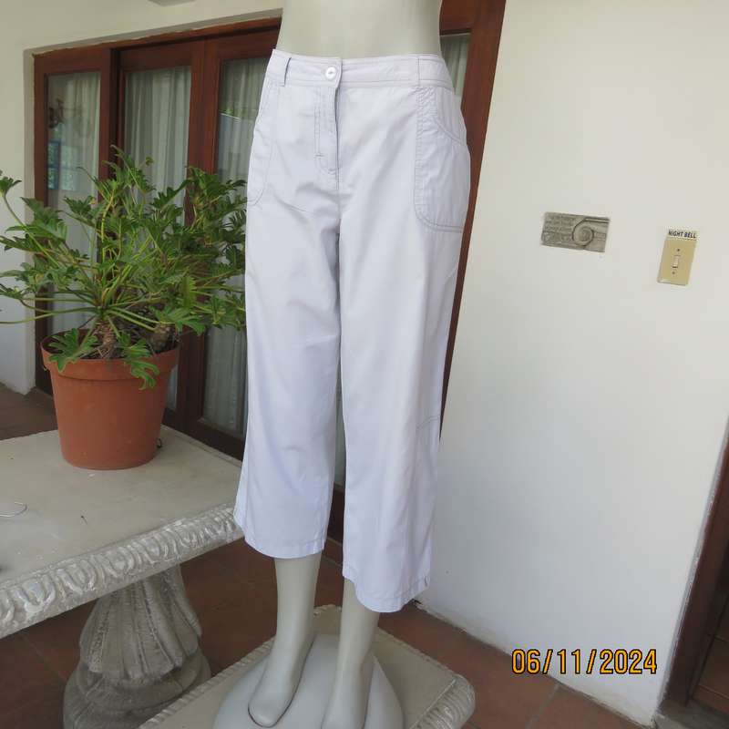 WOOLWORTHS fog grey cotton cropped pants size 36. Pockets front and back.Straight legs.Very good con