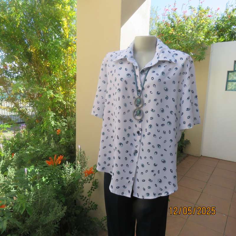 Boutique made short sleeve white polyester top. Navy-jade patterns. Size 44.