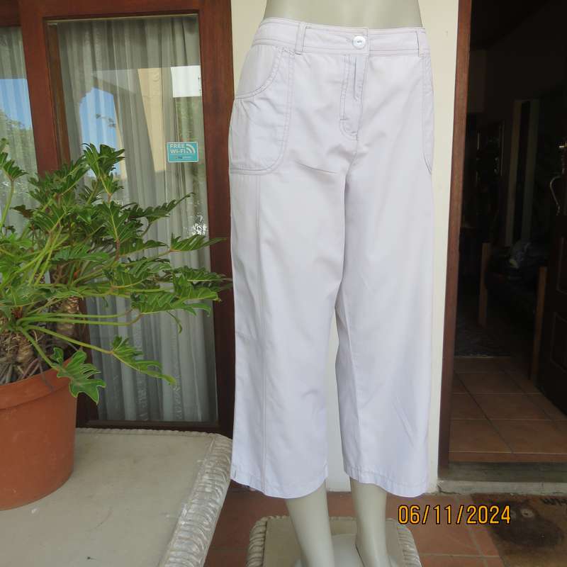 WOOLWORTHS fog grey cotton cropped pants size 36. Pockets front and back.Straight legs.Very good con