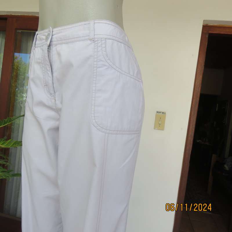 WOOLWORTHS fog grey cotton cropped pants size 36. Pockets front and back.Straight legs.Very good con