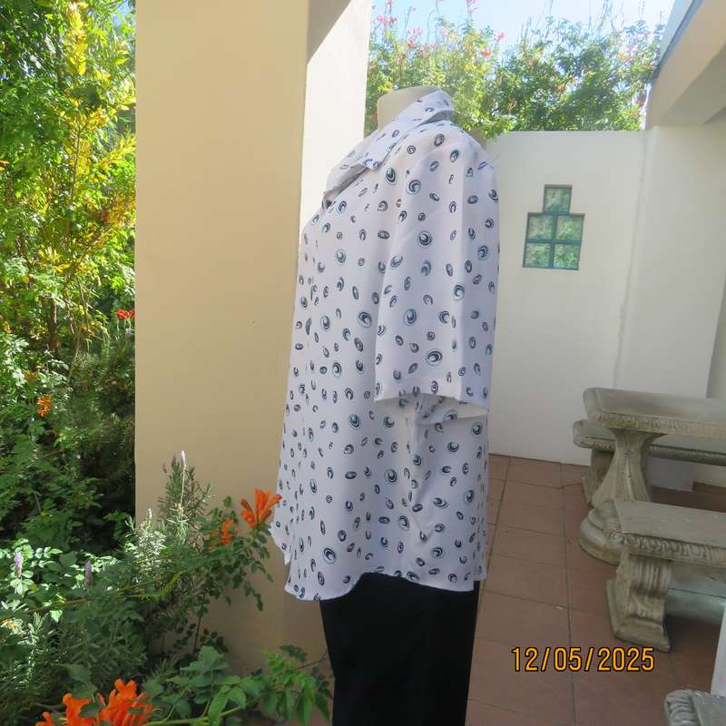Boutique made short sleeve white polyester top. Navy-jade patterns. Size 44.